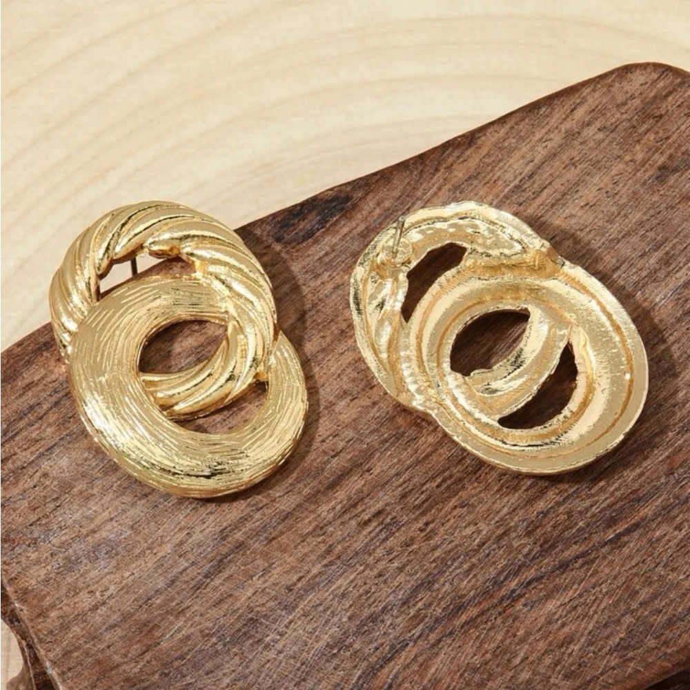Luxe Interlocking Golden Rope Double Hoop Earrings - Picture 3 of 3